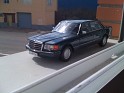 1:18 Norev Mercedes Benz 560 SEL 1991 Grey Metallic. Subida por Range Rover LWB